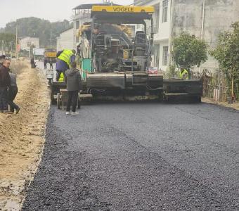 通城县沙堆镇石冲村：沥青铺路 铺就村民便捷新生活