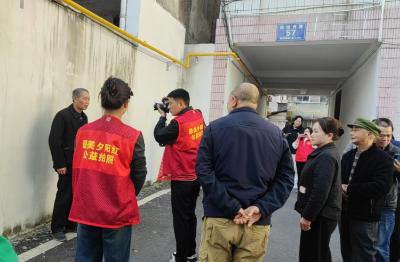 通城县隽水镇银城社区：公益摄影进社区 定格最美夕阳红