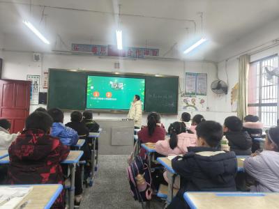 通城县关刀镇中心小学开展心理健康教育主题班会