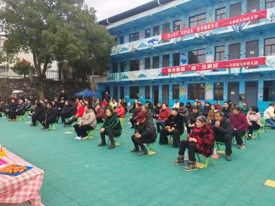 通城县马港镇九岭幼儿园召开新学期家长会