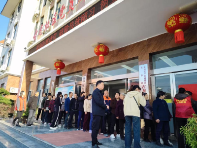 通城县古龙社区开展“最美夕阳红”公益免费摄影活动