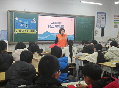 通城县义工协会走进四庄乡中心完小开展“小学生安全小课堂”主题活动