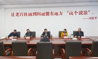 通城县领导到县信访接待中心接待来访群众