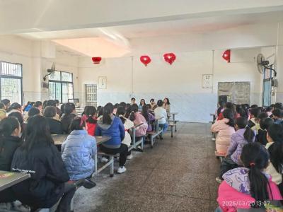 通城县大坪乡下畈完小开展高年级女生心理健康教育活动