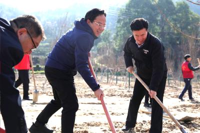 黄建平参加义务植树活动时强调：有序推进全域国土绿化行动 厚植高质量发展绿色底色