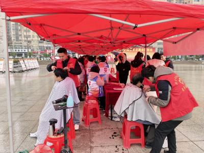 【学雷锋 做志愿】通城：爱心义剪暖民心