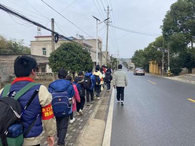 通城县大坪乡水口学校：践行安全承诺 路队护送显担当