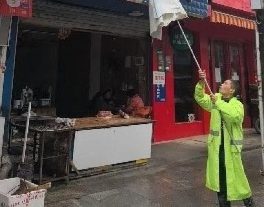 通城县沙堆镇九井社区新时代文明实践站助力户外广告牌拆除
