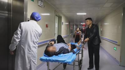 赞！通城“白车侠”及时救助受伤老人