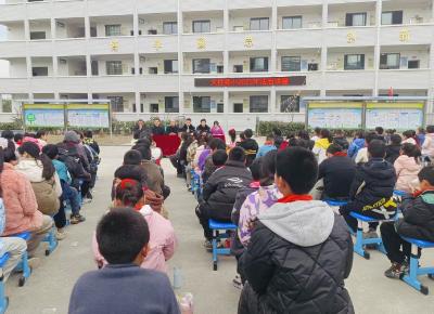 通城县沙堆镇大柱完小开展“开学第一课”法治进校园活动
