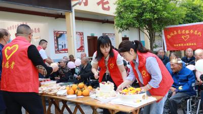 通城县慈善会为福利院老人过集体生日