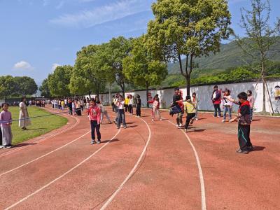 通城县麦市镇陈塅完小：活力课间展风采，阳光少年绽芳华