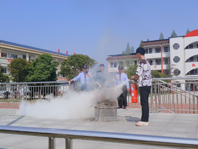 通城县双龙中学举行防震减灾演练活动