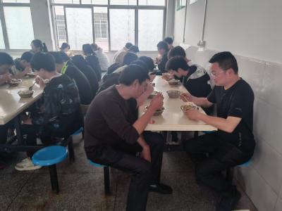 通城县塘湖中学家委会进校园 共筑安全健康校园环境