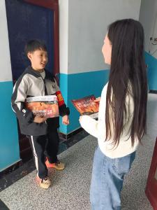 罗熠嘉：清明节化身森林防火志愿者  守护绿色家园