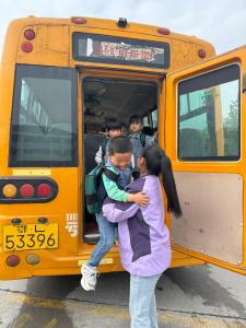通城县关刀镇中心幼儿园开展校车安全应急疏散演练
