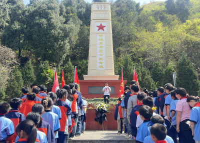 通城县五里镇五里中心完小：传承红色基因 缅怀革命先烈