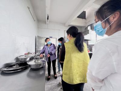 通城县关刀镇中心幼儿园开展膳食监督家长委员会会议