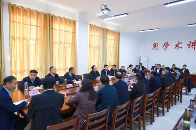 ​县委常委会深入贯彻中央八项规定精神学习教育读书班暨县委理论学习中心组集体学习会议举行