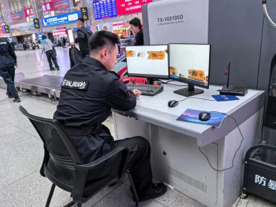 安检仪视角！行李箱里装了啥 车站安检员是咋看出来的？
