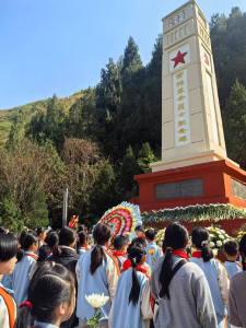 通城县塘湖镇夏家完小到黄袍红河烈士纪念碑开展祭扫活动