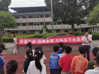 通城县五里镇左港小学开展“珍爱生命，预防溺水”主题签名活动