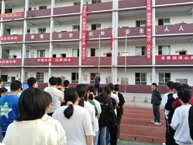 通城县塘湖中学落实“1530”安全专题晨会，筑牢校园安全防线