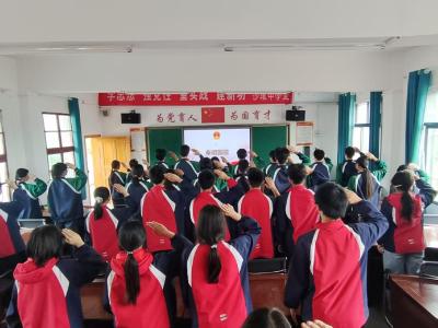 通城县沙堆中学举行团员入团仪式暨大、中队辅导员培训