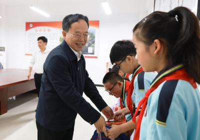 黄建平向全县广大少年儿童祝贺“六一”国际儿童节快乐
