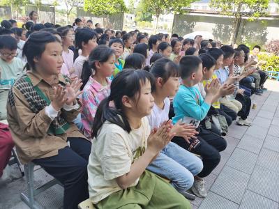 通城县沙堆中心完小：戏曲进校园 文化种子撒心田