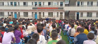 通城县石南镇中心完小举行期中表彰暨法治安全教育大会
