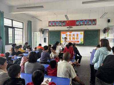 通城县大坪中心完小召开期中家长会