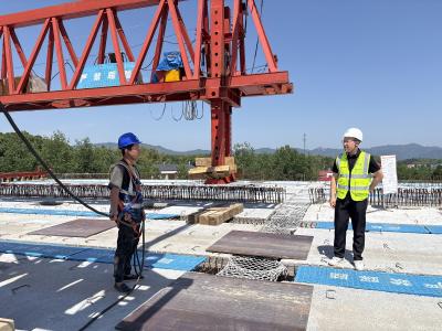 踏遍项目沿线道路山地 固化鱼塘淤泥用于施工便道 95后工地博士改良土壤有“绝活”