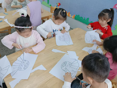 通城县五里镇中心幼儿园：童心绘爱 感恩母亲