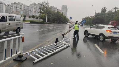 闻 “汛” 而动，暴雨中的藏蓝身影