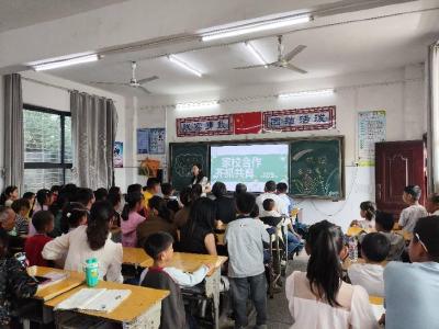 通城县大坪乡水口学校举办“家校合作，齐抓共育”家长会活动
