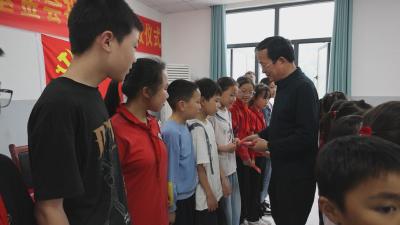 湖北盛帆公益基金到通城县云溪小学开展爱心助学活动