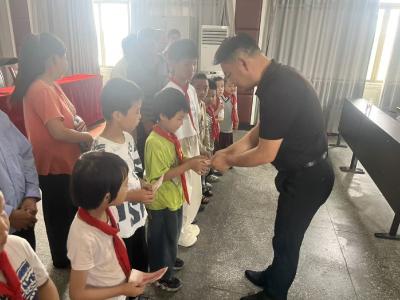“白车侠” 杜志军赴通城关刀镇中心小学开展助学公益活动
