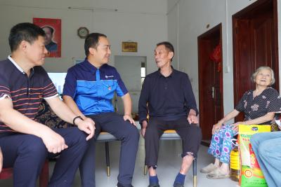 中交二航局通城片区项目群党支部开展“迎七一·倡廉洁”走访慰问老党员活动