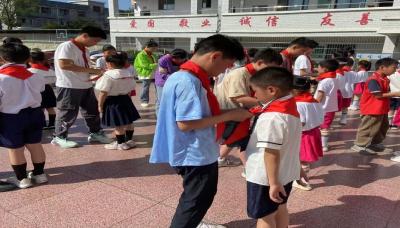 通城县大坪乡下畈完小举行庄严少先队员入队仪式