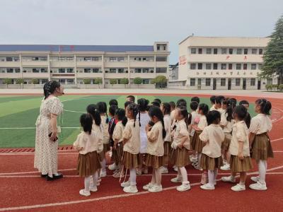 通城县大坪乡中心幼儿园：萌娃的小学初体验