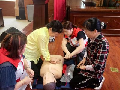 通城县红十字会走进老年大学开展应急救护知识专题讲座