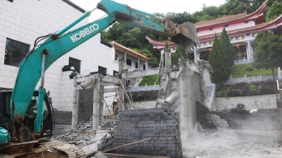 通城县麦市镇依法拆除葛氏祠堂违建牌楼