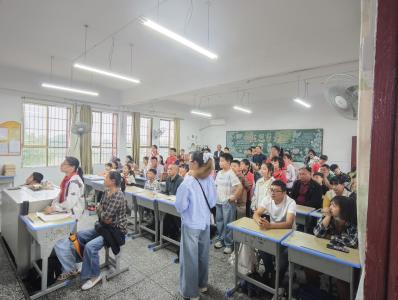 通城县关刀镇中心小学召开防溺水专题家长会