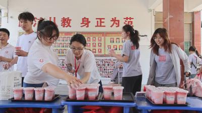373名大学生志愿者点亮通城“暑期学堂”