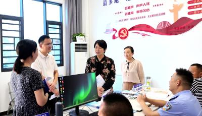 谭海华来通城调研综治中心规范化建设工作