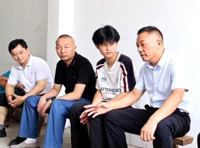 ​【锲而不舍落实中央八项规定精神·我为群众办实事④】搭把手！托举困难学生圆梦“象牙塔”