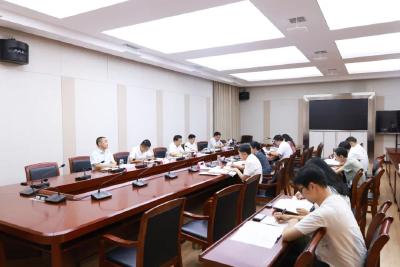 黄建平主持召开县委常委会2025年第21次会议