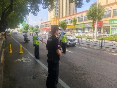 拆篷除隐患 护航平安路——通城公安开展非法安装雨棚整治行动