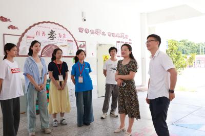 通城县领导走访慰问城区“暑假学堂”爱心托管班大学生志愿者